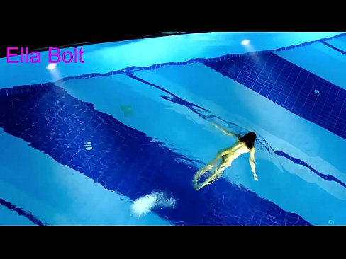 ❤️ Handikwanise kumira kuona, mudiki blonde akabatwa achishambira asina kupfeka muELLA BOLT resort pool ❤️❌ ️❤